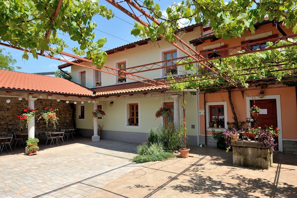 Villa Tourist Farm Dujceva Domacija à Vremski Britof Extérieur photo
